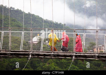 Pilger zu Fuß über die Ram Jhula Brücke in Rishikesh Stockfoto