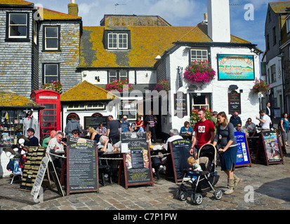 Urlauber die Sloop Inn in St Ives in Cornwall Stockfoto