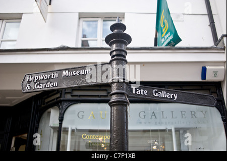 Ein Wegweiser in St Ives Wegbeschreibungen zum Hepworth Museum und die Tate Gallery Stockfoto