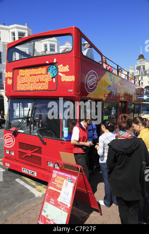 Passagiere Board öffnen Sie eine Stadtbesichtigung gekrönt rote Bus in Eastbourne, East Sussex, England. Stockfoto