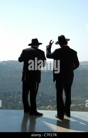 Zwei chassidische jüdische Männer auf der Suche in ganz Israel von innerhalb des Holocaust-Museums. Stockfoto