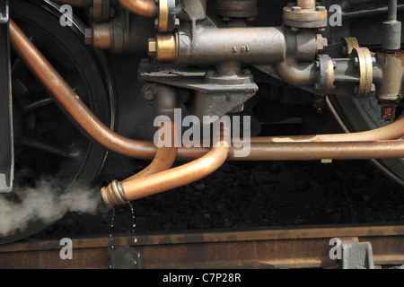 Eine Druckentlastung lässt einige austoben auf einer Dampflokomotive bei The Bluebell Linie Dampfeisenbahn, Sheffield Park, Sussex, England Stockfoto