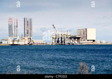 Jack Up drilling rig GSF Britannia und halb-u-Boot schwimmende Produktionssystem FPF1 am TERRC Anlage Hartlepool Stockfoto