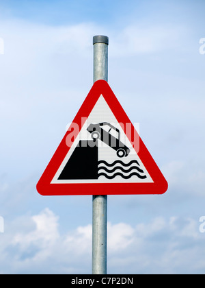 Straße Verkehr Warnzeichen für das Risiko von Fahrzeugen fallen ins tiefe Wasser Stockfoto