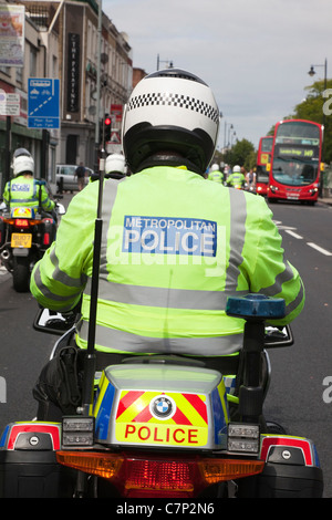 Metropolitan Police Officers, Motorradfahrer auf einer Straße in East London Stockfoto