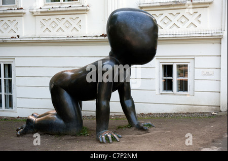 Krabbelnden Babys Skulptur des Künstlers David Cerny Prague Stockfoto