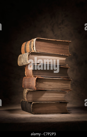 Ein Stapel Alter abgenutzt und zerfetzte Bücher. Stockfoto