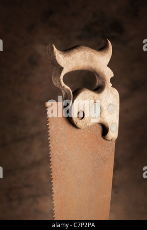 Eine alte rostige Säge Holzgriff. Stockfoto