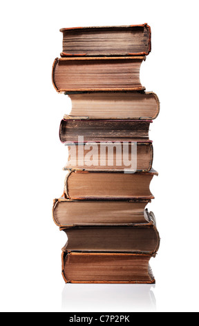 Ein Stapel alter Bücher, isoliert auf weiss mit natürliche Reflexion. Stockfoto