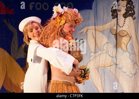 Samantha Womack als Nellie Forbush und Alex Farne in Rogers und Hammerstein musical "South Pacific" im Barbican, London Stockfoto