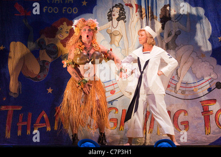 Samantha Womack als Nellie Forbush und Alex Farne in Rogers und Hammerstein musical "South Pacific" im Barbican, London Stockfoto