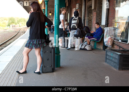 Menschen warten auf einen Zug am Bahnhof von Bury St Edmunds, UK Stockfoto