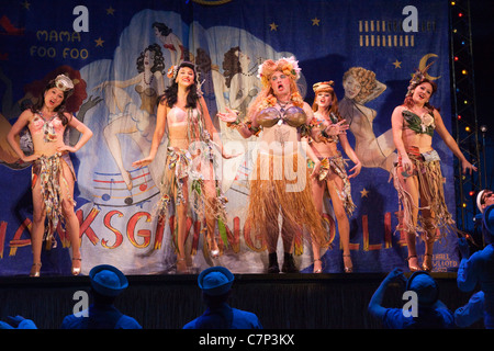 Alex Farne als Luther Billis in Rogers und Hammerstein musical "South Pacific" im Barbican, London Stockfoto