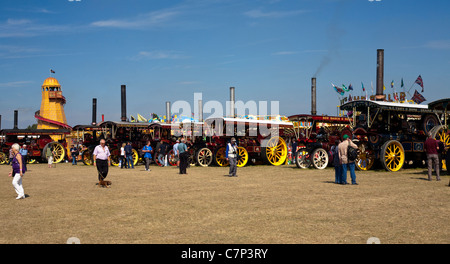 Linie von Dampf-Lokomobile bei der großen Dorset Steam fair mit Menschen und blauer Himmel Stockfoto