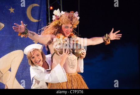 Samantha Womack als Nellie Forbush und Alex Farne in Rogers und Hammerstein musical "South Pacific" im Barbican, London Stockfoto