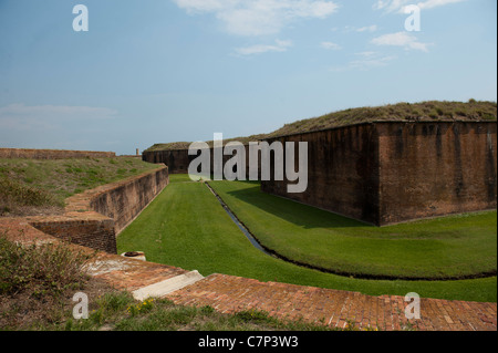 Trockengraben umgibt das historische Fort Morgan befindet sich entlang der Mobile Bay in Alabama Stockfoto