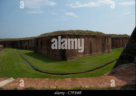 Trockengraben umgibt das historische Fort Morgan befindet sich entlang der Mobile Bay in Alabama Stockfoto