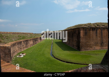 Trockengraben umgibt das historische Fort Morgan befindet sich entlang der Mobile Bay in Alabama Stockfoto