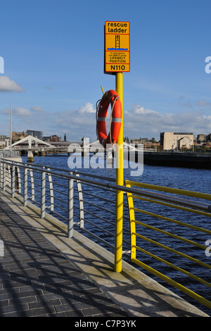 Rettung Punkt Identität post verwendet durch Rettungsdienste auf dem Fluss Clyde, Schottland Stockfoto