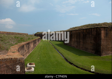 Trockengraben umgibt das historische Fort Morgan befindet sich entlang der Mobile Bay in Alabama Stockfoto