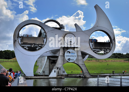 Das Falkirk Wheel ist ein rotierender Bootslift in Zentral-Schottland, der den Forth and Clyde Canal mit dem Union Canal in Schottland, Großbritannien, Europa verbindet Stockfoto