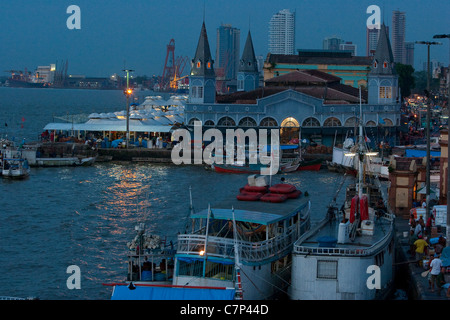 Boote in Belém Hafen, Ver-o-Peso-Markt, Pará Zustand, Amazonas, Brasilien. Stockfoto