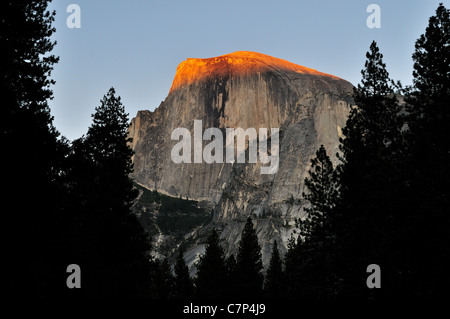 Der Half Dome im letzten Licht des Tages. Yosemite Nationalpark, Kalifornien, USA. Stockfoto