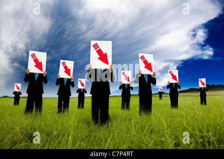 Gruppe der Geschäftsmann im schwarzen Anzug und Holding roten Pfeil nach unten Diagramm Stockfoto
