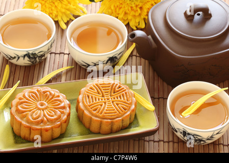 Mooncake und Tee für Chinesen Mitte Herbstfest Stockfoto