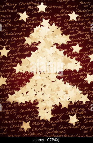 Weihnachtsbaum aus Stern geformte Konfetti auf Stoff Hintergrund gemacht Stockfoto