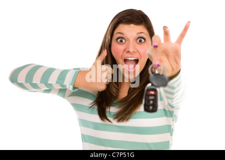 Ziemlich ethnische weiblich mit Neuwagen Tasten und Daumen nach oben, Isolated on White Background. Stockfoto