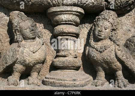 Stein Geschnitzte Figuren Kinnaras Am Prambanan Tempel, Indonesien Stockfoto