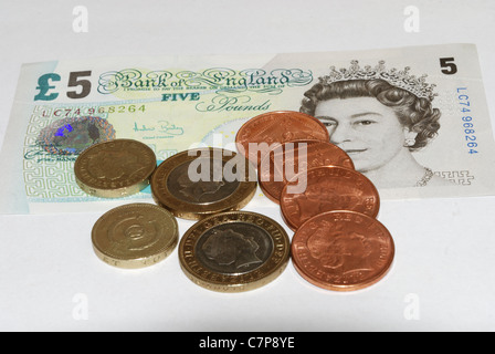 Englische Pfund-Noten mit Münzen Stockfoto