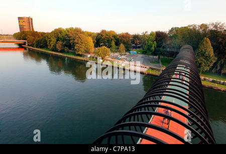 Spiralförmigen Fußgängerbrücke. Genannt "Slinky Springs to Fame", die "Rhein-Herne-Kanal" eine Binnenwasserstraße kreuzt. Deutschland Stockfoto