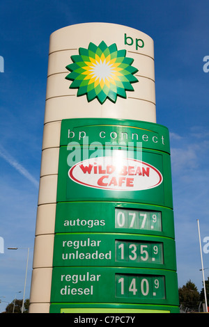 BP-Tankstelle und Wild Bean Cafe Zeichen, UK Stockfoto