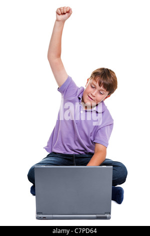 Foto von einem 11 Jahre alten Schule Jungen mit seinem Arm angehoben, wie er auf seinen Laptop-Bildschirm schaut, auf einem weißen Hintergrund isoliert. Stockfoto