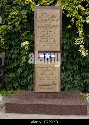 Marmor-Denkmal Boeing B17 Flying Fortress 94. Bombardment Group auf dem Gelände des Bury St Edmunds Cathedral Stockfoto