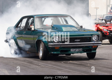 Ein iconic australischen Holden Torana Auto durchführen eines Reifens Erwärmung Burnout bei der zieht vor dem Rennen auf die Viertelmeile. Stockfoto