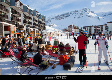 Skifahrer, die im Winter vor einer Bar sitzen, Tignes Val Claret, Savoie, Rhone-Alpes, Frankreich Stockfoto