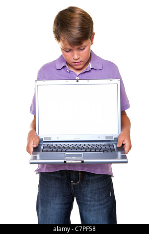 Ein 11 Jahre alter Junge hält einen Laptop-Computer, isoliert auf weiss mit Beschneidungspfad für den leeren Bildschirm. Stockfoto