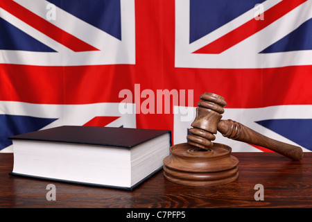 Still-Leben Foto ein Hammer, Block und Gesetz Buch auf einer Richter-Bank mit Großbritannien Union Jack Flagge hinter. Stockfoto