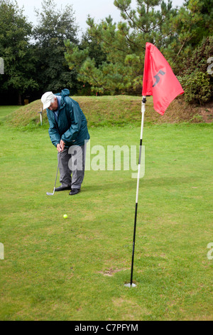 Älterer Mann Golfen; Cornwall; UK Stockfoto