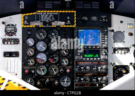 Foto der Kontrolle Instrumententafel im Cockpit eines Twin-Propeller-Flugzeug. Stockfoto