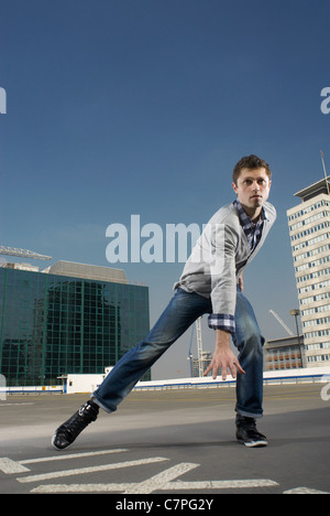 Man tanzt auf städtischen Dach Stockfoto