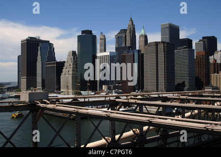 USA. New York. Skyline von Manhattan von der Brooklyn Bridge. Stockfoto