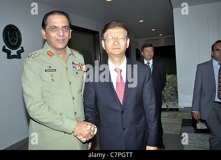 Generalstabschef der Armee, Gen.Ashfaq Pervez Kayani schüttelt die Hand mit Meng Jianzhu, Hofrat Chinas Stockfoto