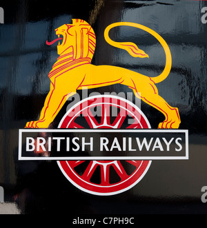 British Railways Logo aufgemalt "Torquay Manor" Dampflokomotive, Paignton, Dartmouth Steam Railway, Devon, England, UK. Stockfoto