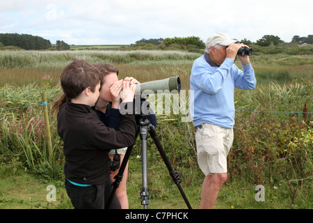 Familie Vogelbeobachtung; Marazion; Cornwall; UK Stockfoto