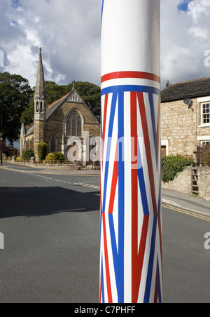 Der Maibaum im Dorf Barwick in Elmet. in der Nähe von Leeds, West Yorkshire, Großbritannien. Der Maibaum ist einige 90 Fuß hoch Stockfoto