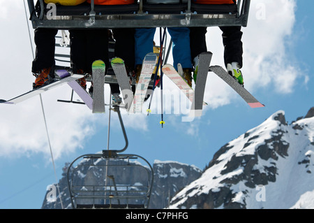 Skifahrer, die Sesselbahn über Berge Reiten Stockfoto